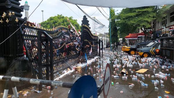 8 Fakta Demo Pati Rusuh, Nomor 5 Aksi Anarkis Pendemo Bakar Mobil Polisi