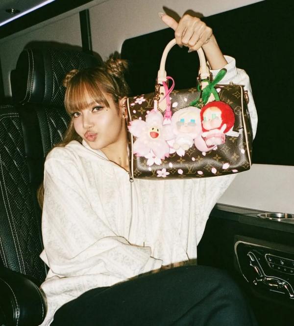 Lisa BLACKPINK Koleksi Boneka Crybaby, Tren Baru Setelah Viral Labubu?