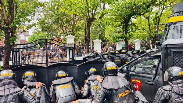 Foto-Foto Demo Pati Rusuh, Polisi Tembakkan Gas Air Mata Bubarkan Massa Pendemo