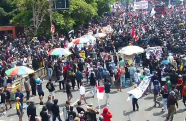 Ribuan Warga Kepung Kantor Bupati Pati, Tuntut Sudewo Lengser