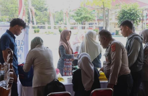 Warga Antusias Buru Beras Murah di Polres Indramayu