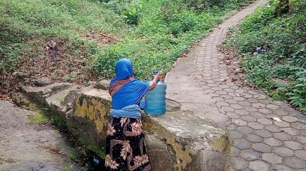 Miris Harus Menunggu 2 Hari Demi Setetes Kehidupan:Warga Cipala Cilegon Hidup dari Galon dan Jeriken