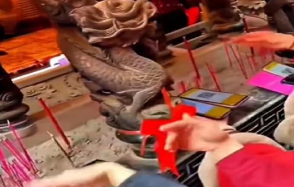 Kocak! Warga di China Sembayang dan Berdoa Minta Rezeki Masuk Langsung ke HP Viral di Medsos