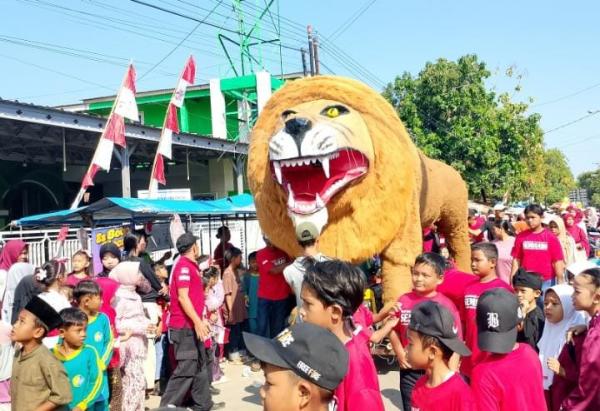 Unik, Singa Raksasa Ramaikan Karnaval 17-an di Indramayu