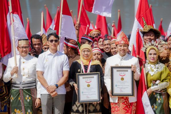 Emil Ajak Masyarakat Hormati Merah Putih, Singgung Penanganan Kemiskinan di Jawa Timur