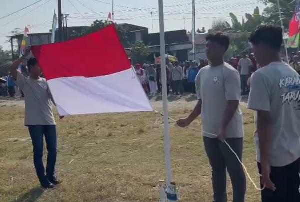 Cara Unik Warga Jombang Peringati HUT ke-80 RI, Gelar Upacara di Tengah Sawah