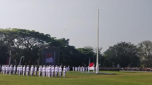 Duplikat Bendera Pusaka Dikawal Kereta Kencana, Rayakan HUT ke-80 RI di Lapangan Gasibu