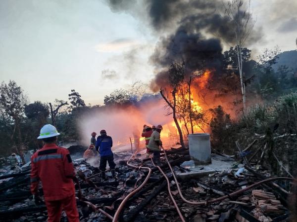 Damkar Bojonegoro Dikerahkan Bantu Padamkan Kebakaran Sumur Minyak Blora