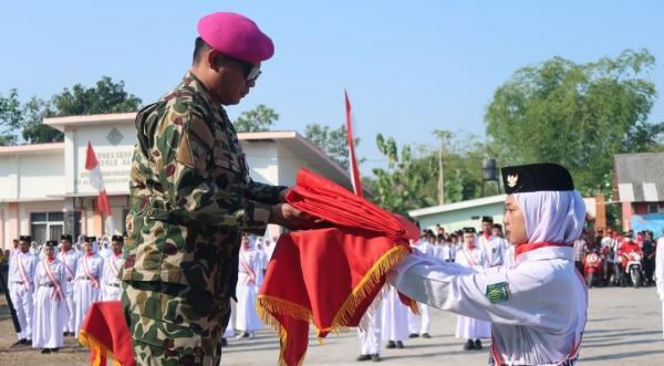 Jenderal Bintang 2 Marinir Pimpin Upacara Bendera HUT RI Bareng Santri dan Penyandang Disabilitas