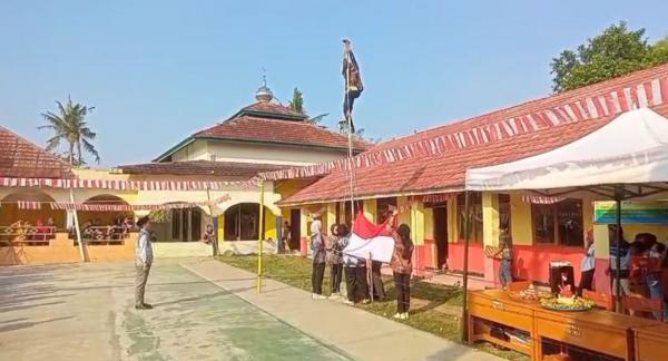 Pemuda Karawang Panjat Tiang 15 Meter, Selamatkan Upacara HUT RI ke-80 di Desa Mekar Mulya