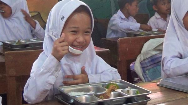 Siswa Lereng Merbabu Boyolali Girang Dapat Makan Bergizi Gratis, Uang Saku Bisa Ditabung