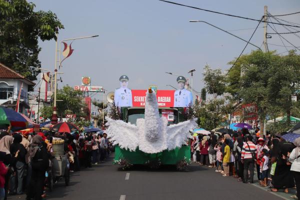 Ribuan Warga Rela Berpanas-panasan Saksikan Karnaval Pembangunan HUT ke-80 RI