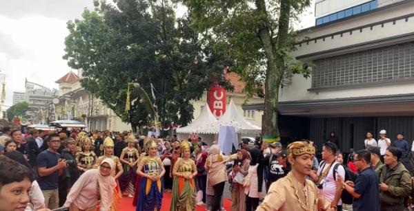 Parade Kirab Budaya HUT ke-80 Jawa Barat 2025 Banjir Penonton di Bandung
