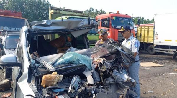 Breaking News! Kecelakaan Maut di Tol Jombang, Wuling Tabrak Truk Muatan Tepung, 3 Orang Tewas