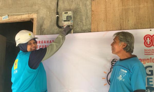 PLN Ponorogo Beri Bantuan Puluhan Rumah Listrik Gratis, Hasil Patungan Pegawai