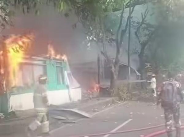 BREAKING NEWS: Kebakaran Hanguskan Warung Pinggir Jalan di Depok