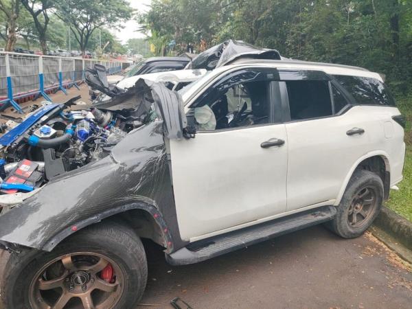 Pengemudi Tewas, Ini Potret Fortuner Hancur usai Hantam Truk di Serpong