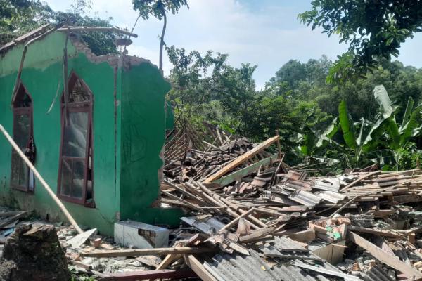 Penampakan Mengerikan Musola Nurul Islam Bojongmangu Roboh usai Diguncang Gempa