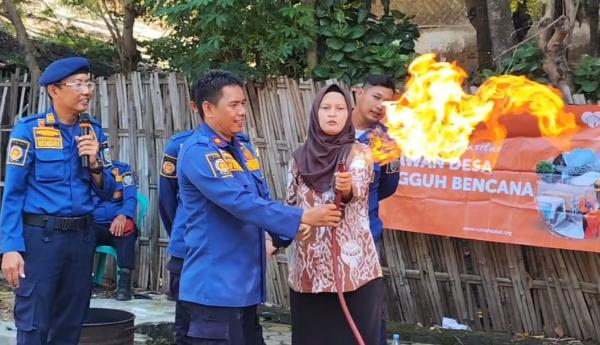 Warga Pabean Ilir Diajari Teknik Pemadaman Api Tradisional dan Modern