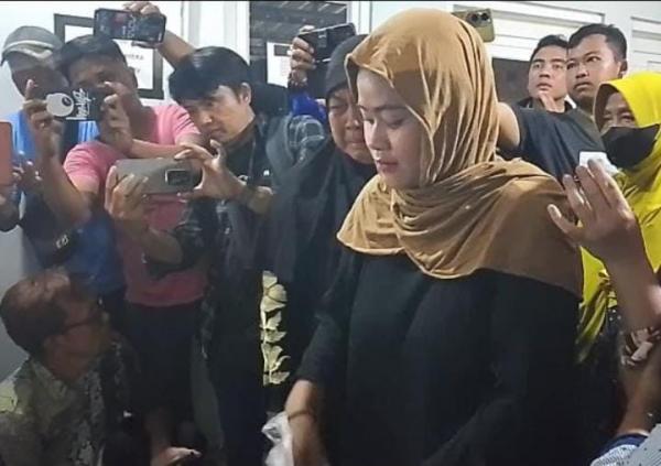 Isyarat Mimpi, Keluarga Putri Apriyani Datangi Kos untuk Doa Bersama dan Tabur Bunga