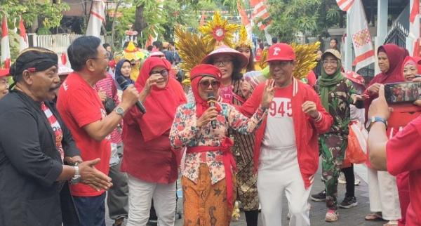 Semarak 17 Agustus 2025, Karnaval Semolowaru Hibur Ribuan Warga, Produk UMKM Habis Diborong