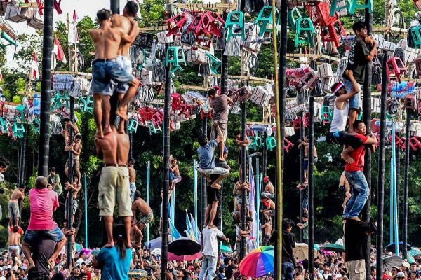 Potret Warga Panjat 80 Pohon Pinang HUT Kemerdekaan RI Ke-80