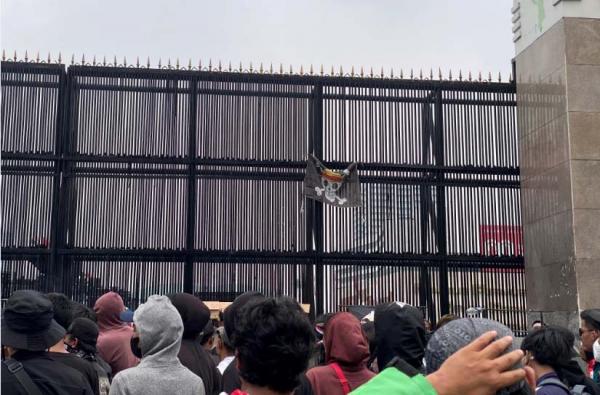 BREAKING NEWS: Pagar Gedung DPR RI Dihiasi Bendera One Piece Saat Aksi Demo Hari Ini