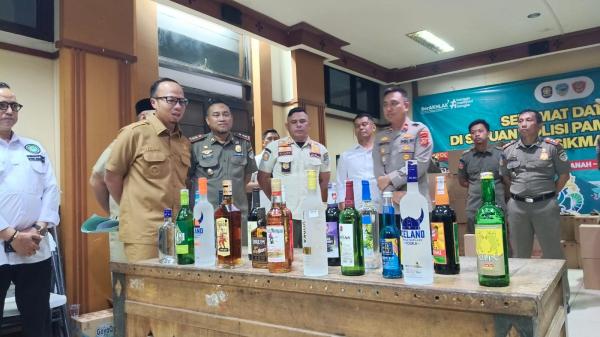 Toko Berkedok Jual Air Mineral di Tasikmalaya Digerebek, 3.207 Botol Miras Disita Satpol PP