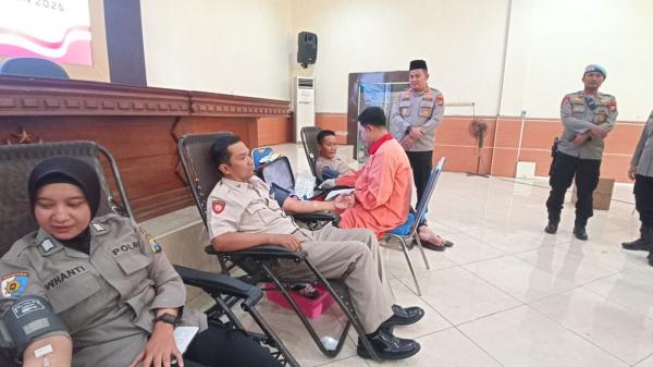 Meriahkan Hari Jadi ke 77, Polwan Jombang Wujudkan Semangat Peduli Sesama Lewat Donor Darah