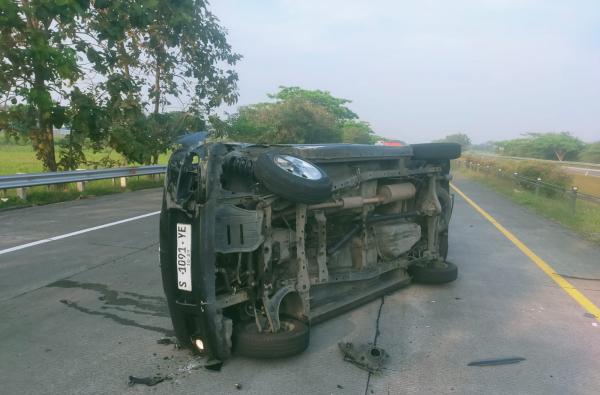 Kecelakaan Avanza Tabrak Truk Tangki Lalu Terguling di Tol Jombang, Pengemudi Mengantuk!