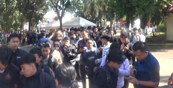 Peluang Kerja Dibuka! Ratusan Warga Padati Job Fair di Mapolres Purwakarta