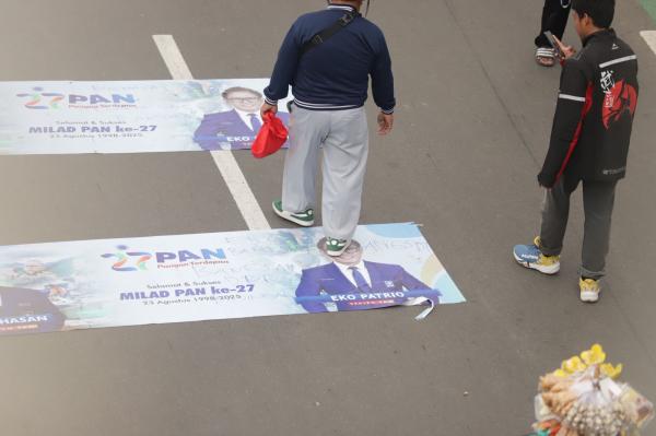 'Wajah' Eko Patrio Diinjak-injak Buruh yang Berdemo di Depan DPR