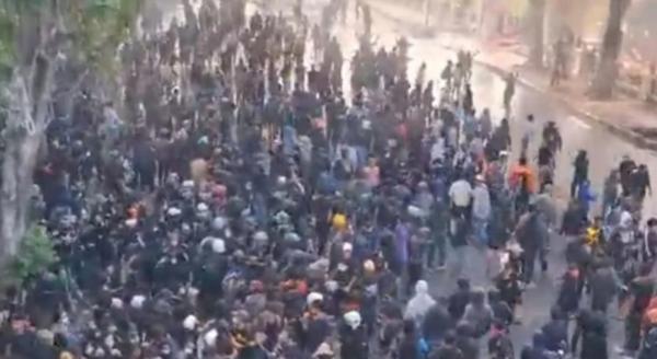 Demo Ojol di Surabaya Ricuh, Fasilitas Umum Senilai Rp100 Juta Sekitar Grahadi Rusak Parah