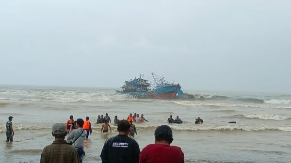 Kapal Asal Pekalongan Terdampar di Pantai Niyama, 27 ABK Selamat