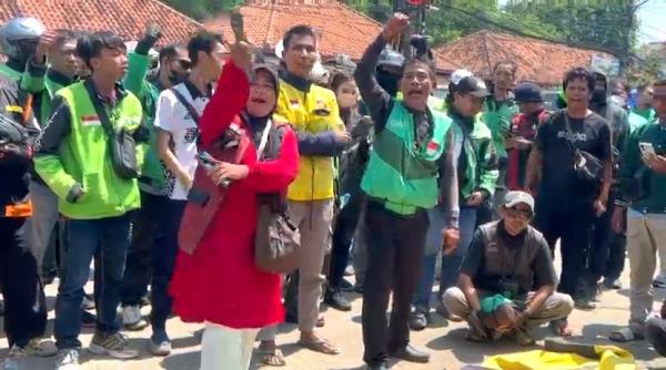 BREAKING NEWS: Imbas Driver Ojol Dilindas, Ratusan Pengemudi di Banten Geruduk Polda Banten
