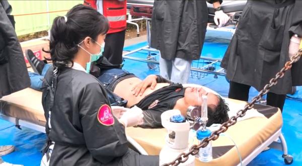 Puluhan Demonstran Tumbang Dilarikan ke Rumah Sakit Akibat Gas Air Mata di Depan Mako Brimob Kwitang