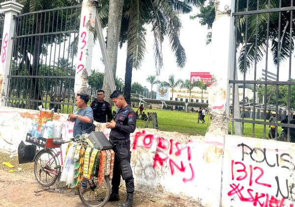 DPR Kondusif, Brimob Santai Jajan Kopi Starling