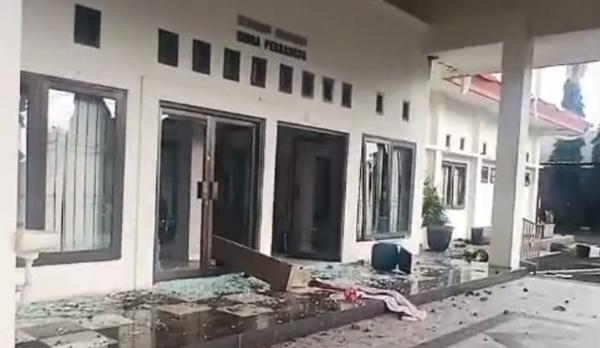 Demo Mahasiswa di DPRD Kota Banjar Disusupi Kelompok Anarkis, Gedung Dewan Dirusak