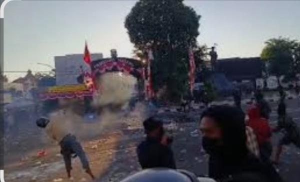 Ricuh, Mahasiswa Kepung Polrestabes Surabaya, Tuntut Pembebasan Rekan yang Ditahan