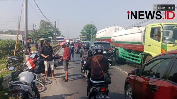 Kesaksian Warga Kecelakaan Maut di Mojokerto, Motor Tabrak Pembatas Jalan, Pengendara Terbentur Truk
