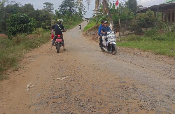 Puluhan Tahun Rusak, Warga Minta Jalan Sukaraja-Kersaratu di Lebak Segera Diperbaiki