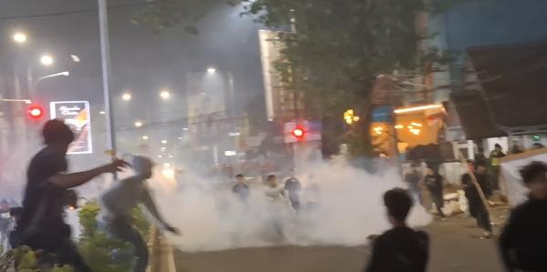 Kota Serang Mencekam, Polisi Hujani Massa dengan Gas Air Mata