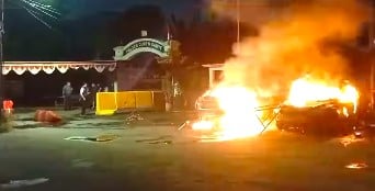 BREAKING NEWS Kerusuhan Meluas, 5 Polsek di Jakarta Timur Diserang dan Dibakar Massa