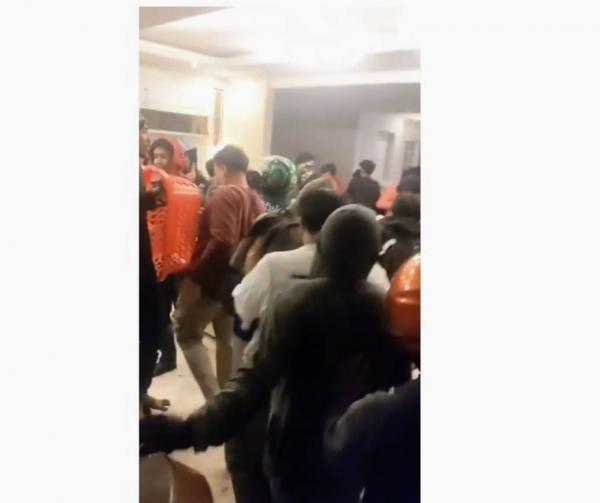 BREAKING NEWS Rumah Uya Kuya di Jakarta Habis Dirusak Massa, Barang-Barang Diangkut Termasuk Kucing