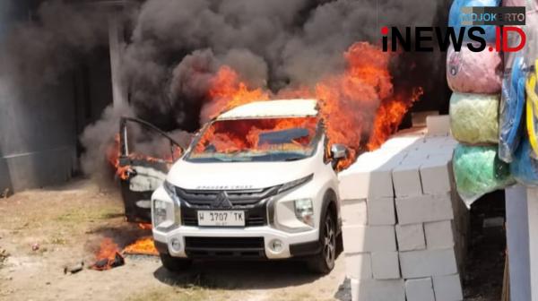 Mobil Meledak Lalu Terbakar Hebat Samping Toko Sembako di Jombang, Pemilik Luka Bakar
