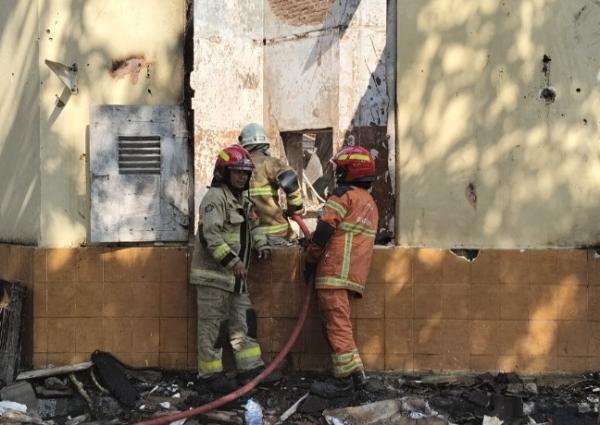 Polsek Tegalsari Dibakar Massa, Cagar Budaya Bersejarah Kini Tinggal Puing, Warga Abadikan Gambar