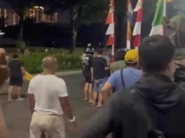 Salut! Momen Heroik Warga Bekasi Kompak Adang Demo Perusuh di Kawasan Summarecon