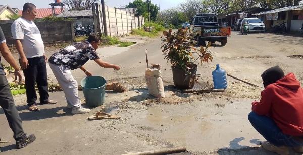 Minimalisir Kecelakaan, Warga Gunung Sugih Ciwandan Perbaiki Jalan Rusak Secara Swadaya