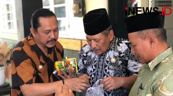 Sidak MBG di SMPN 2 Jombang, Dewan Pendidikan Temukan Makanan Basi dan Susu Kadaluarsa