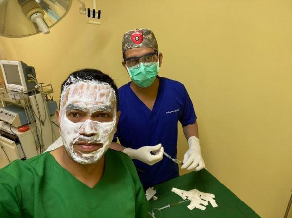 Ahmad Sahroni Lagi Perawatan Wajah, Foto Lawas Viral di Media Sosial